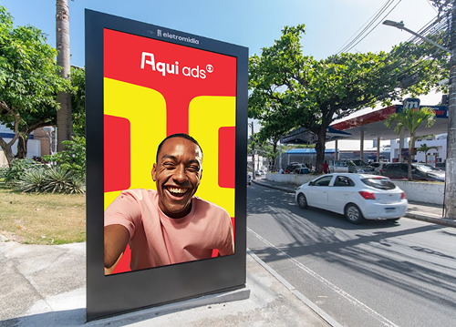 Painel digital da Eletromidia na rua.